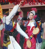 【已售】朝鲜名家油画 崔春红 《节日的欢乐》