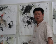 尹和平与作品合影照片